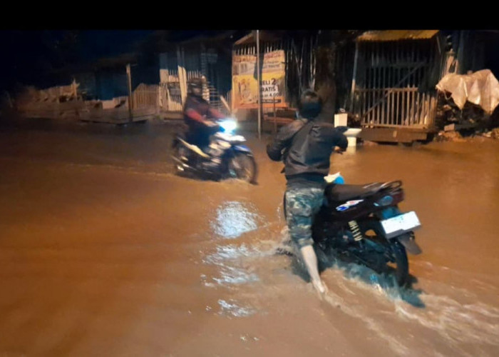Jalan Cidawolong Majalaya Kembali Terendam Banjir: Sejumlah Sepeda Motor Mogok