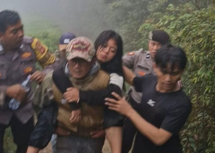 Terobos Hujan dan Kabut, Polisi Evakuasi Remaja Alami Hiportemia di Kawah Putih Rancabali Bandung