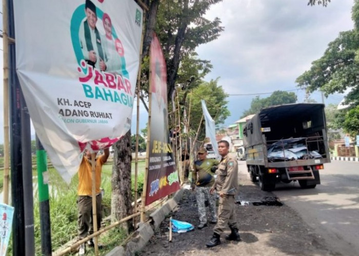 Masa Tenang Pilkada: Satpol PP Garut Bersihkan Atribut Kampanye