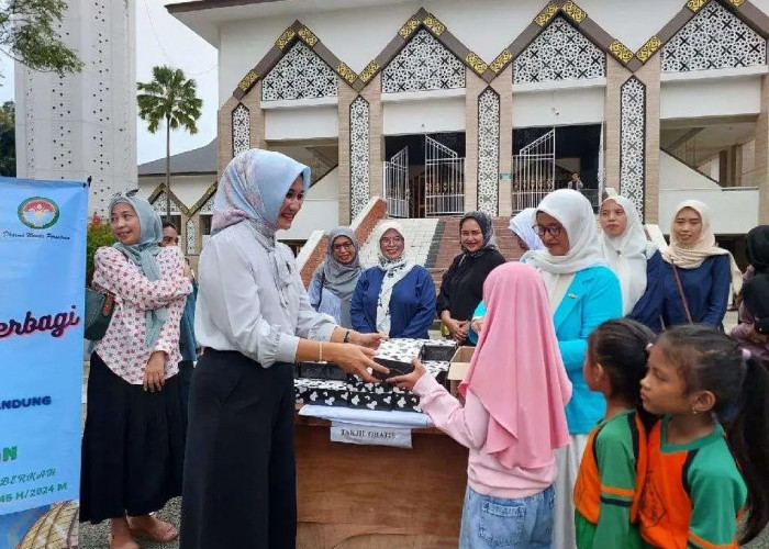 Kolaborasi IKWI Kabupaten Bandung - DWP Diskominfo Bagikan Ratusan Takjil Gratis untuk Warga yang Ngabuburit