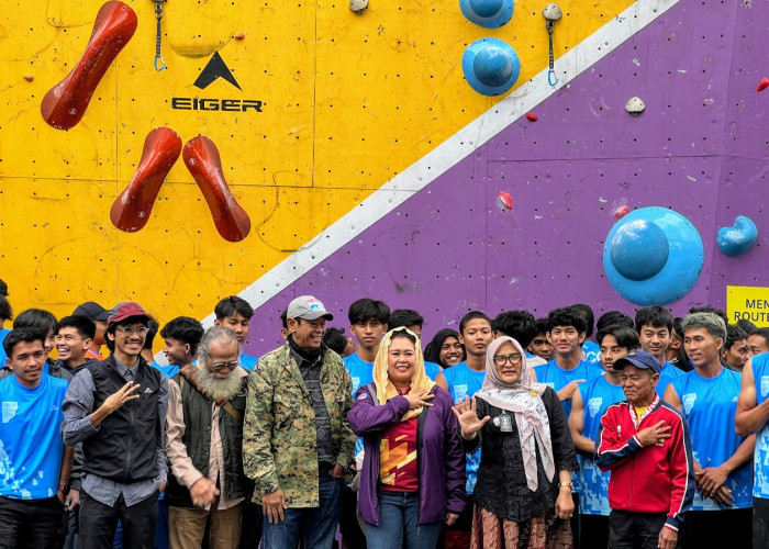 EIGER Buka Kompetisi Panjat Tebing EISCC 2025: Ratusan Atlet Panjat dari Seluruh Indonesia Datang ke Bandung