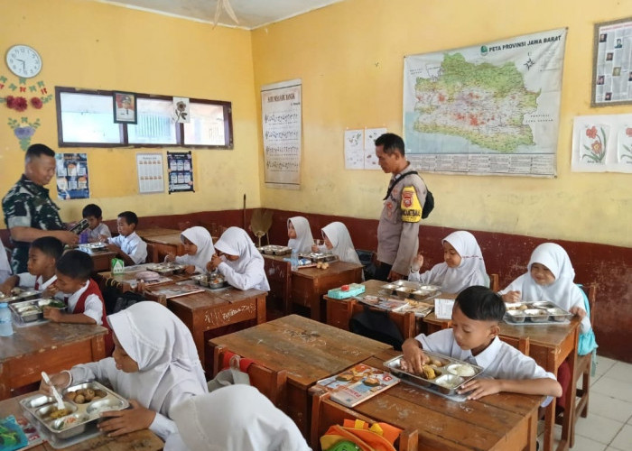 Sinergitas TNI dan Polri Monitoring Pendistribusian Makanan Bergizi Gratis di Ciparay