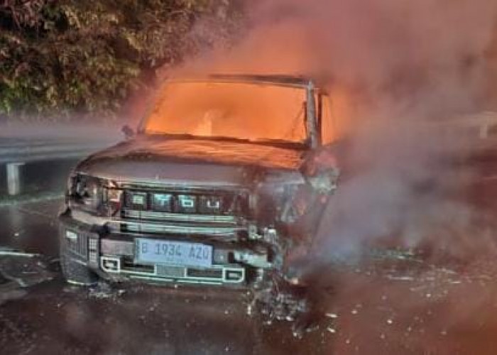Mobil Hangus Terbakar, Dua Orang Luka Bakar