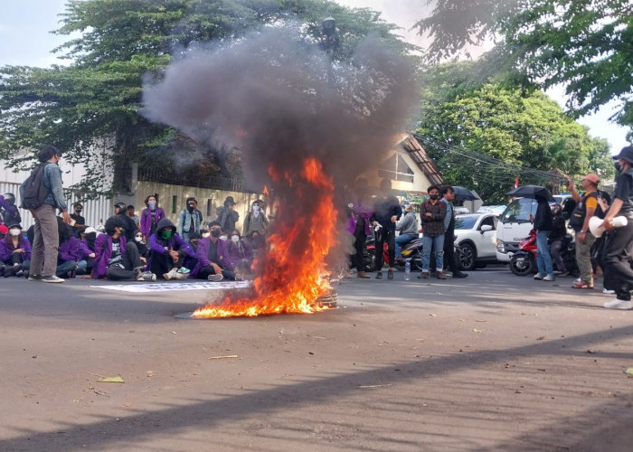 Demo di DPRD Kota Bogor, Massa Aksi Tutup Jalan hingga Dobrak Pagar