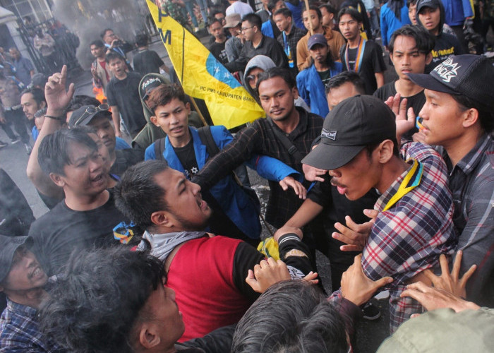 Mahasiswa Lawan Mahasiswa, Bentrok Aksi Demo BBM di Bandung 