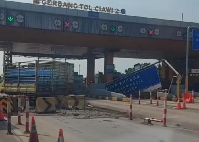 Truk Aqua Rem Blong di Gate Tol Ciawi 2, Guardrill Terhempas ke Kendaraan Lain