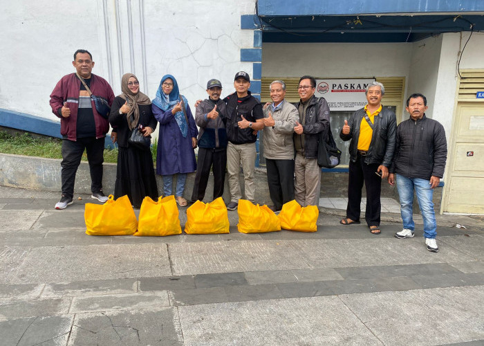 PASKAM Bagikan Bantuan Sembako Pada Para Pedagang Koran di Cikapundung