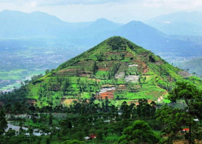 Mengungkap Misteri Gunung Padang: Destinasi Wisata Situs Megalitikum yang Memukau