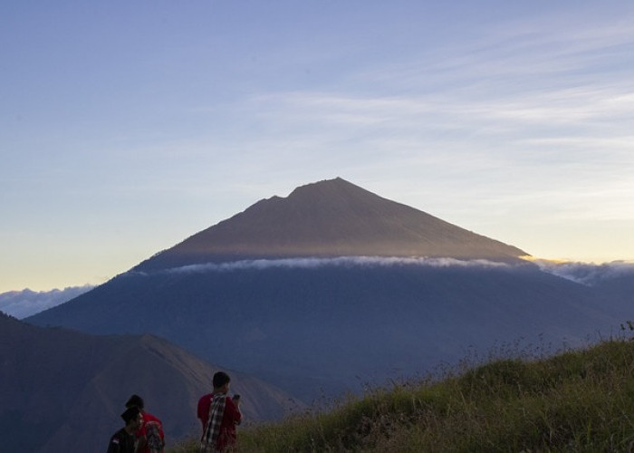 7 Gunung Paling Menantang di Indonesia untuk Pengalaman Mendebarkan! Kamu Berani Coba?