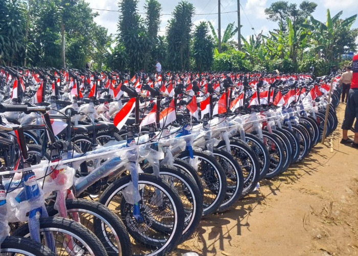 Bupati Bogor Beri 422 Unit Sepeda untuk Para Anak di Desa Malasari