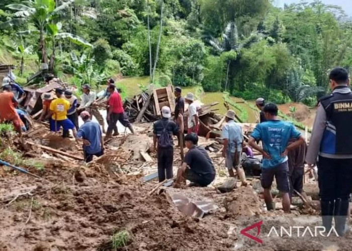 BPBD Cianjur Menangani Rumah Tertimbun dan Rusak Akibat Longsor