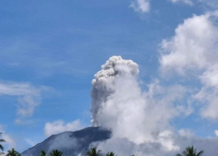 Gunung Ibu yang Terus Erupsi: Warga Diminta Jauhi Kawah 