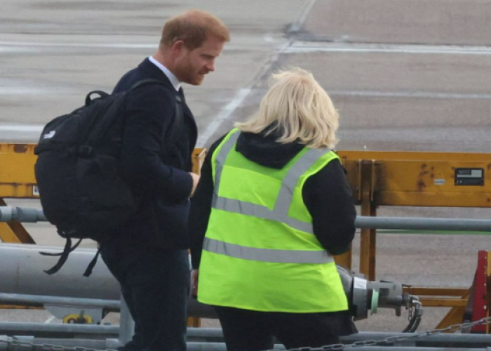 Viral, Manisnya Perhatian Pangeran Harry Pada Petugas Bandara Yang Sedih Dengan Kematian Ratu Eli