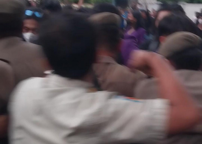 Anggota Satpol PP yang Pukul Demonstran di DPRD Kota Bogor Dinonaktifkan 3 Bulan