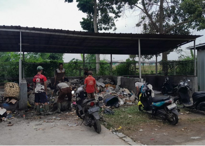 Tumpukan Sampah Ganggu Kenyamanan Pedagang, IWPC Minta Pemdes Ciparay Bandung Segera Bertindak