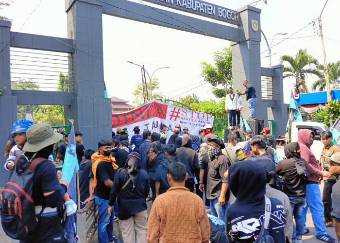 Puluhan Mahasiswa HMI MPO dan PKL Puncak Ajukan Delapan Tuntutan dalam Aksi Demo di Pemkab Bogor