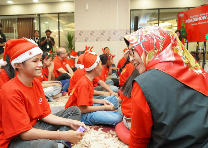 Sambungkan Senyuman, Telkomsel Berbagi Kebahagiaan dengan Anak Yatim Piatu Jelang Natal di Bandung