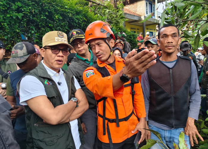Tetapkan Tanggap Darurat, Bupati Bandung Pantau Pencarian Korban Longsor di Arjasari 