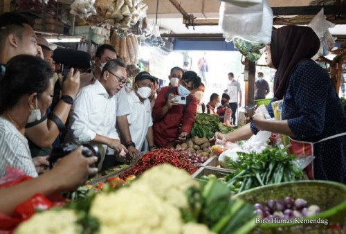 Blusukan Lagi ke Pasar, Mendag Zulhas Pastikan Harga Migor Stabil Dalam Waktu 2 Minggu