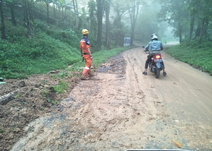 Akibat Longsor, Jalan Penghubung Cipatat - Saguling Lumpuh