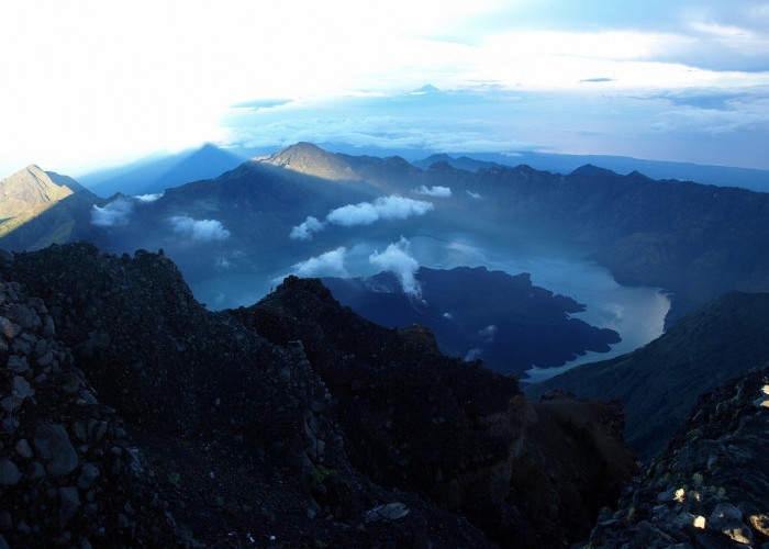 Pesona Gunung Rinjani, Menikmati Keindahan Alam Indonesia di Atap Lombok