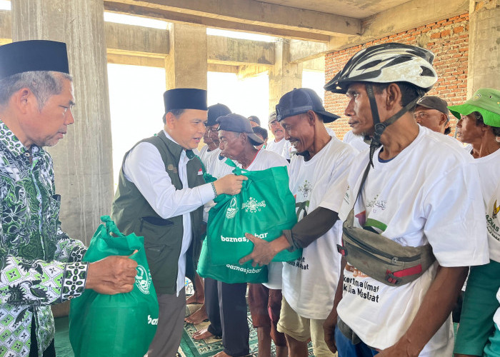 Baznas Jabar Salurkan Bantuan Sembako untuk Tukang Becak dan Yankesling di Asrama Haji Indramayu