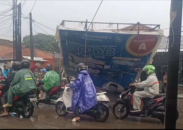 Akibat Cuaca Ekstrem, Papan Reklame Setinggi Tiga Meter di Baleendah Bandung Roboh 