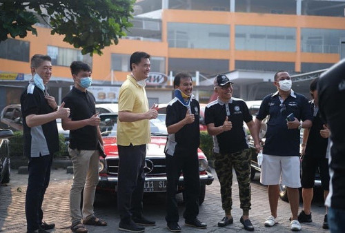 Saat Diperiksa Polisi Mengaku 'Sakit', Roy Suryo Malah Asyik Kumpul Bareng Klub Mobil