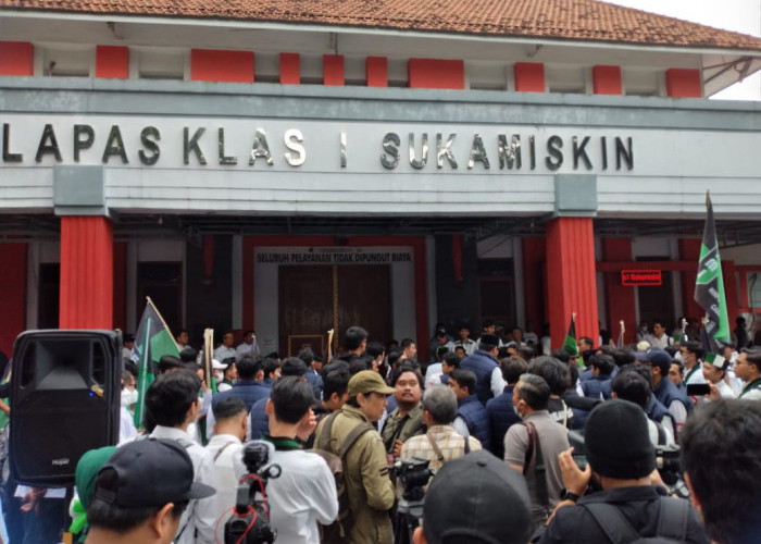 Dari Semarang ke Bandung untuk Anas Urbaningrum 