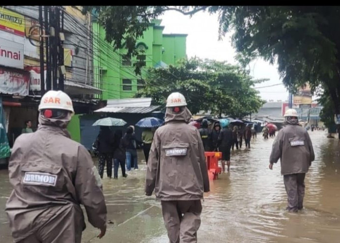 Tim SAR Sat Brimob Polda Jabar, Evakuasi Bencana Alam Banjir Di Dayeuh Kolot