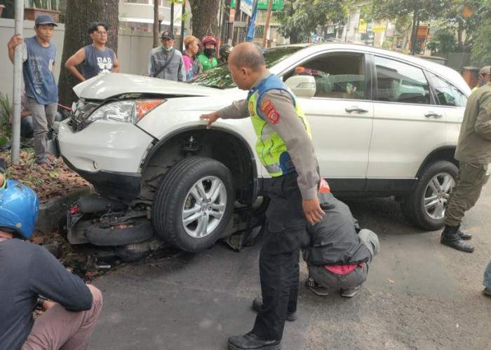 Pengemudi Hilang Kendali, Kecelakaan CRV Hantam 2 Motor di Jalan Gegerkalong Bandung