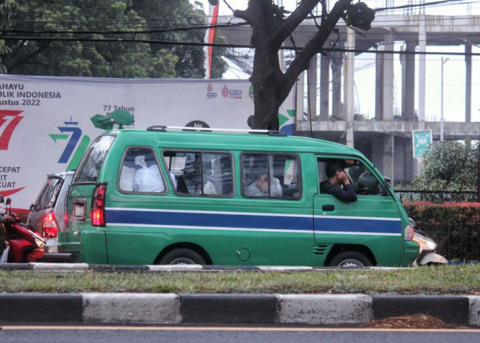 Cerita Warga Bandung Naik Angkot: Dari Ngetem Lama hingga Diturunkan Paksa