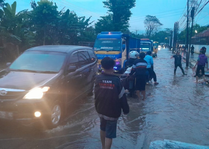 Jalan Cidawolong Majalaya Bandung Masih Terendam Banjir, Warga Minta KDM Turun Tangan