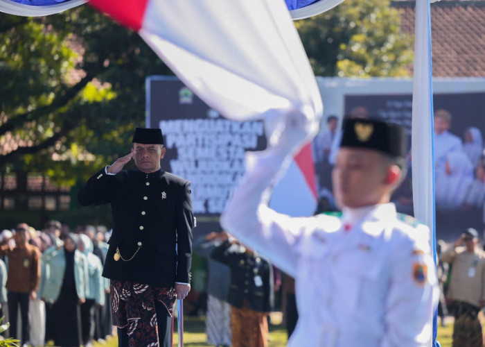 Gubernur Ahmad Luthfi Peringati Hardiknas di SMKN 1 Kedawung Sragen, Inilah Alasannya 
