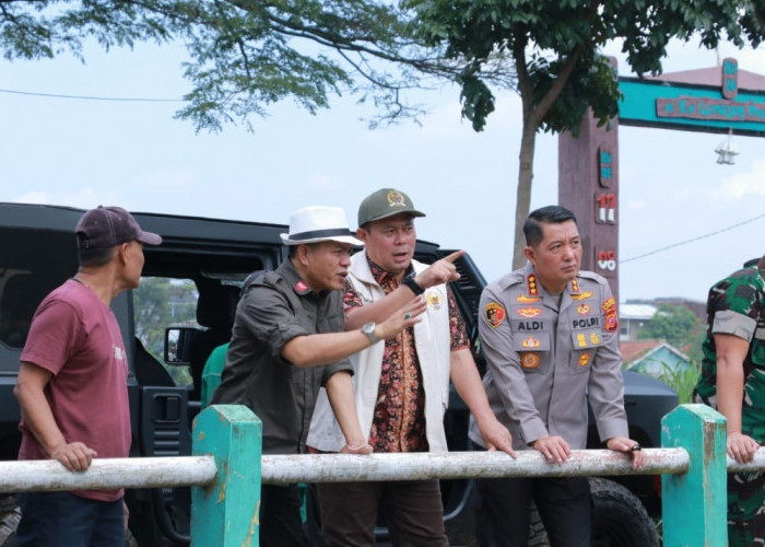 Sidak ke Dayeuhkolot Bandung, Kang Cucun Tawarkan Solusi Konkret Atasi Banjir