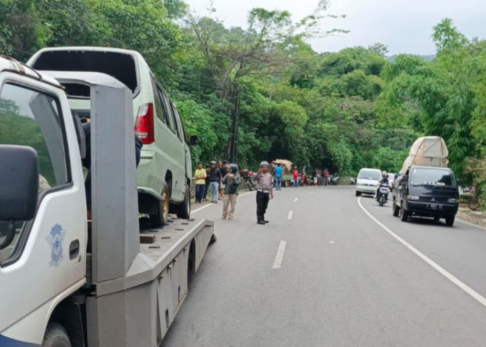 Polres Garut: Angkot Oleng Sebabkan Kecelakaan Beruntun di Tutugan Leles 