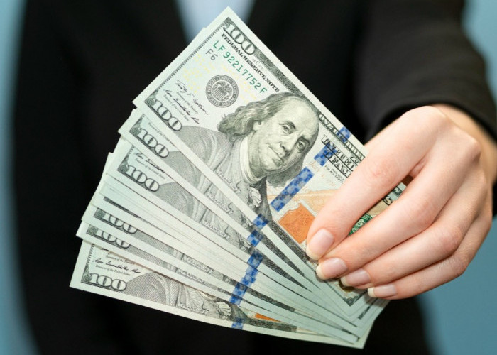 Rupiah Loyo di Tengah Ketegangan Global, Dolar AS Menguat