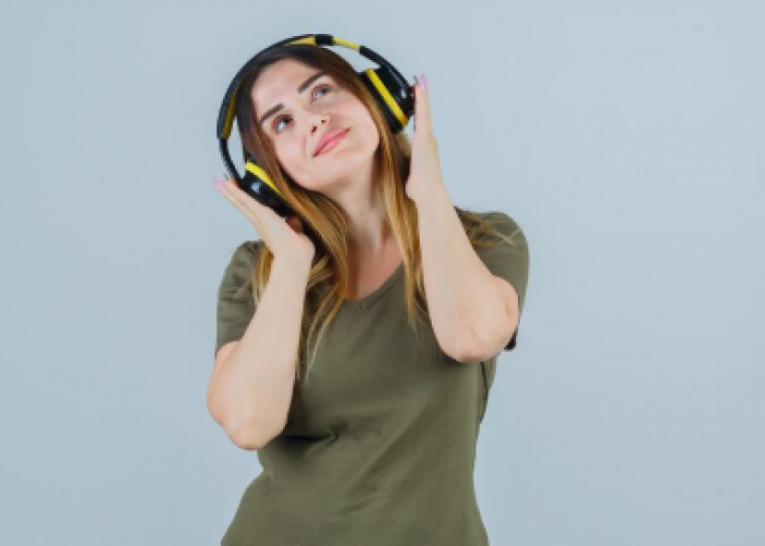 7 Fakta Kepribadian di Balik Kebiasaan Memutar Lagu yang Sama