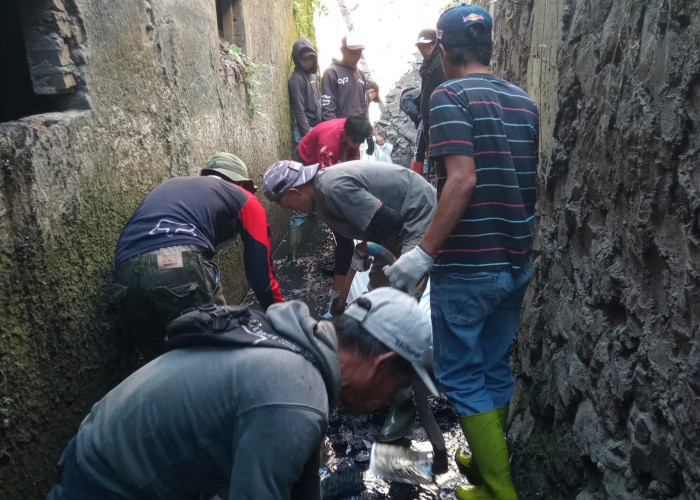 Pentahelix Dayeuhkolot Normalisasi Penyempitan Saluran yang Menjadi Penyebab Banjir ke Pemukiman Warga