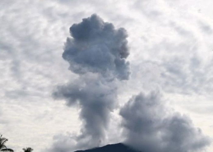 Gunung Ibu Erupsi, Luncurkan Abu Setinggi Dua Kilometer   