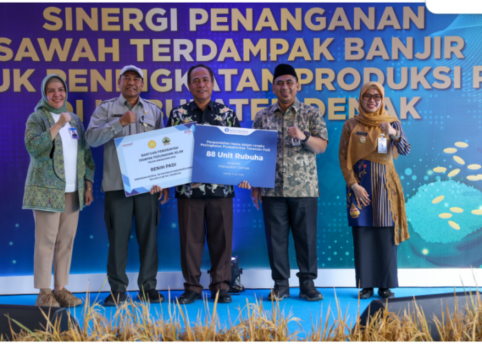 Tepati Janji, Taj Yasin Serahkan Bantuan Benih Padi untuk Petani Terdampak Banjir di Demak   