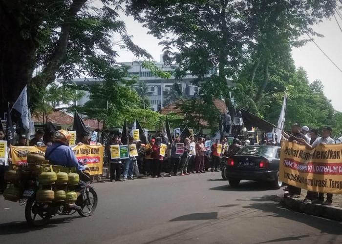 Unjuk Rasa di DPRD, Ratusan Demonstran dari FKUIB Nyatakan 6 Sikap