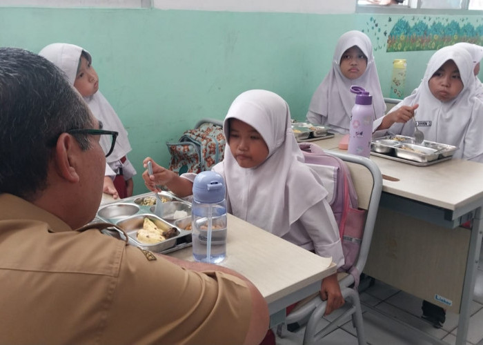 Pemda Kabupaten Bogor Tinjau Langsung Program Makan Bergizi Gratis di SDN Pajeleran 01