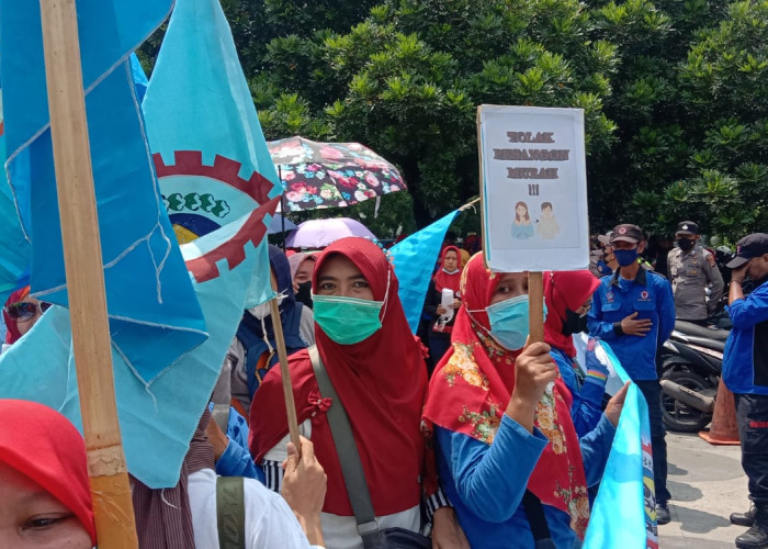 Ratusan Buruh Korban PHK Sepihak Gelar Aksi di Depan PN Bandung