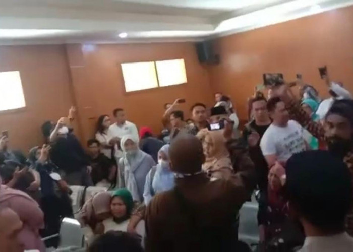 Sidang Putusan Ade Yasin Ricuh, Pendukung Teriak dan Lempar Botol ke Majelis Hakim