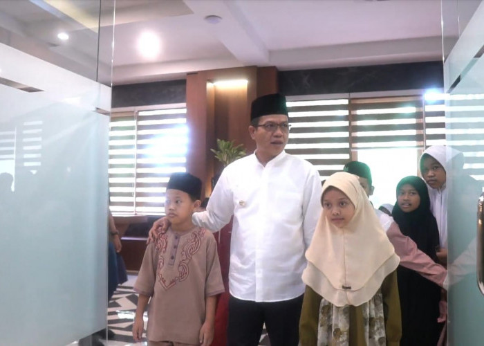 Menyentuh! Bupati Dadang Supriatna Ajak Puluhan Anak Yatim Piatu Singgah ke Ruang Kerjanya