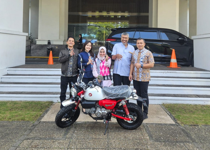 BRI Regional Office 09 Bandung Serahkan Hadiah Motor Honda Monkey kepada Pemenang Program Merchant Lucky Ride