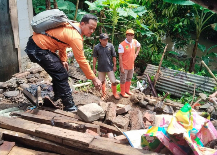 Hujan Intensitas Tinggi, Dapur Rumah Ambruk di Rumpin