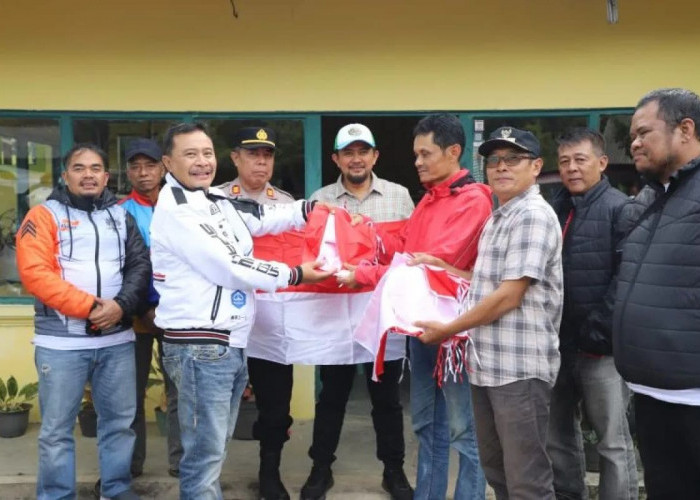 Meriahkan HUT RI Ke-79, Pemkab Garut Bagikan Ribuan Bendera Merah Putih