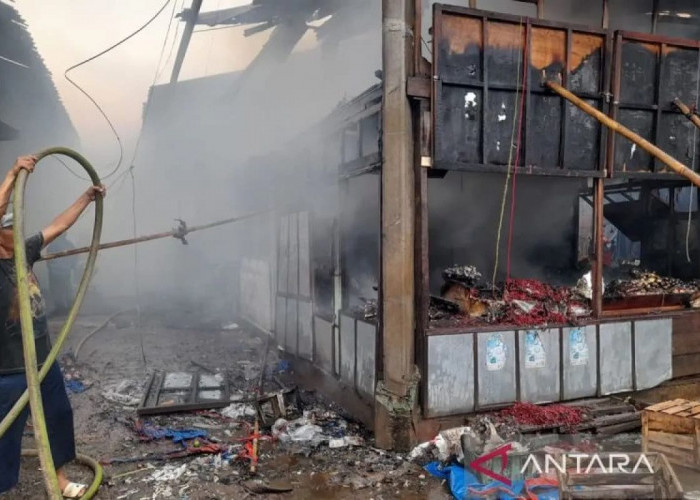 Kebakaran Landa Puluhan Ios di Pasar Induk Tekum Kota Bogor
